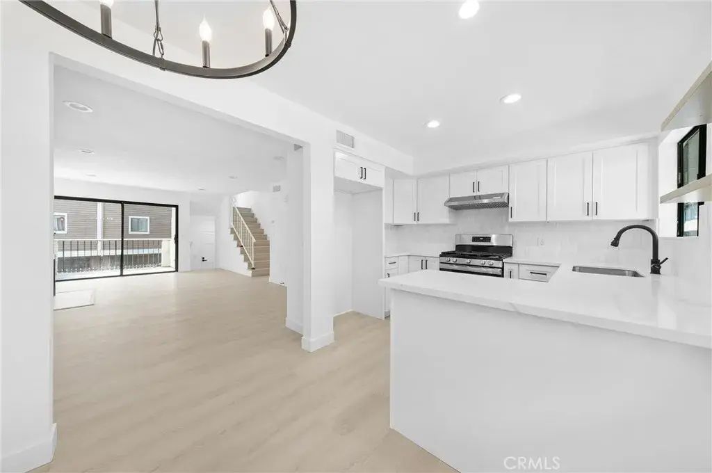 9140 Burnet Avenue 10, North Hills