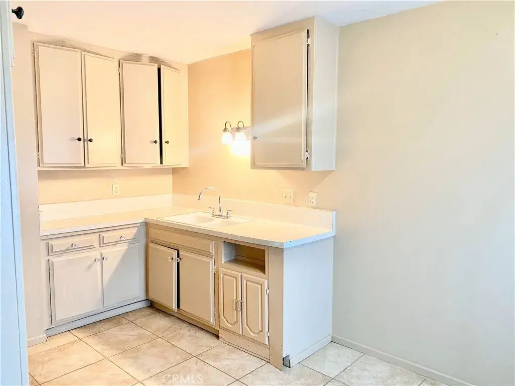 8616 N Loop Boulevard, California City