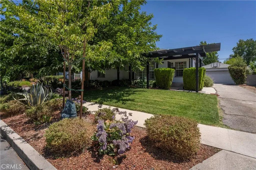 6640 De Celis, Lake Balboa
