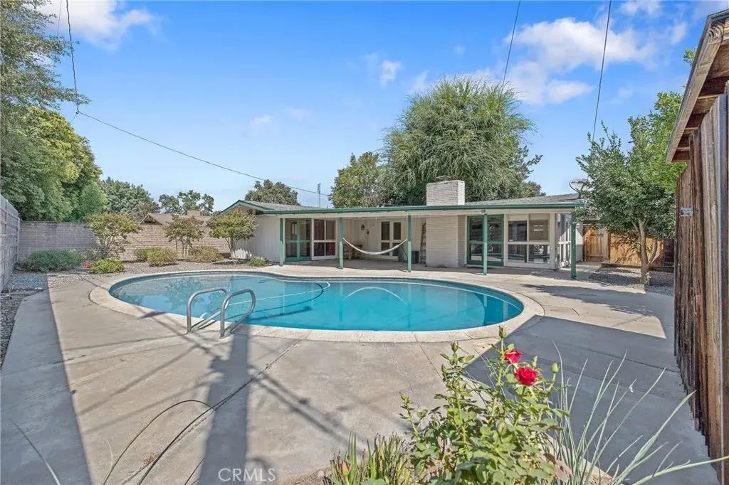945 W Howard Avenue, Visalia
