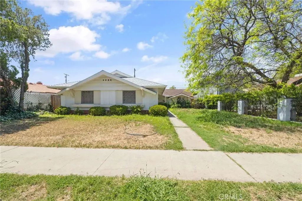 10139 Hayvenhurst Avenue, North Hills