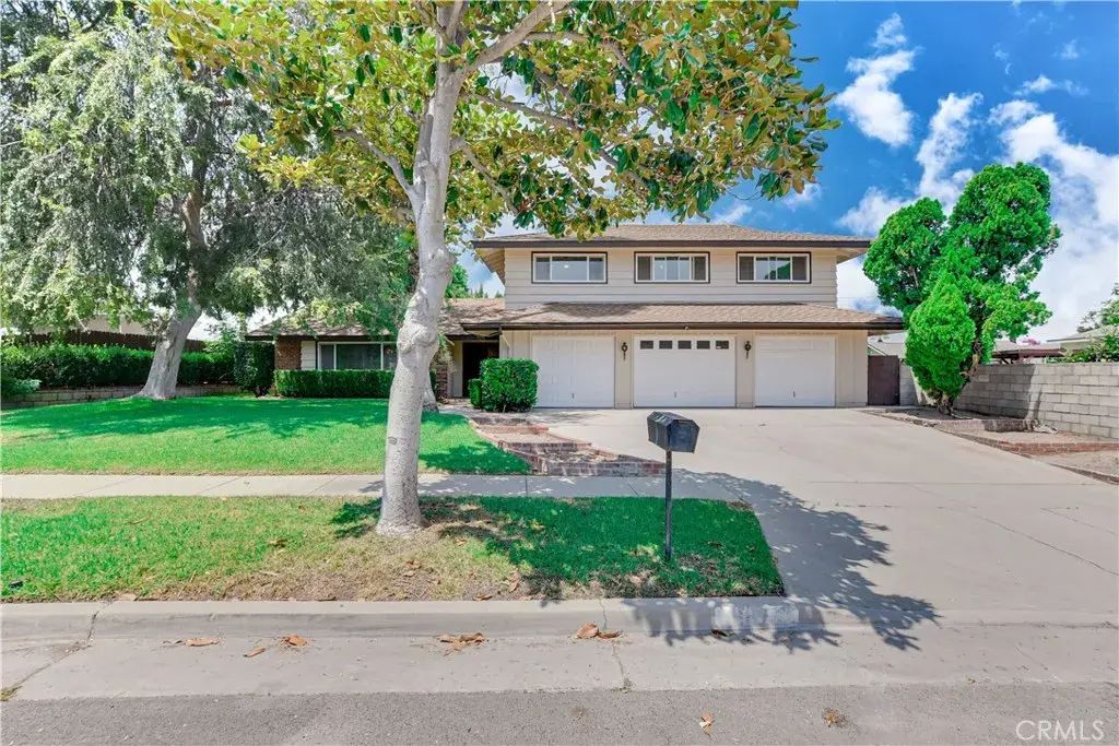 687 Locust Street, Corona
