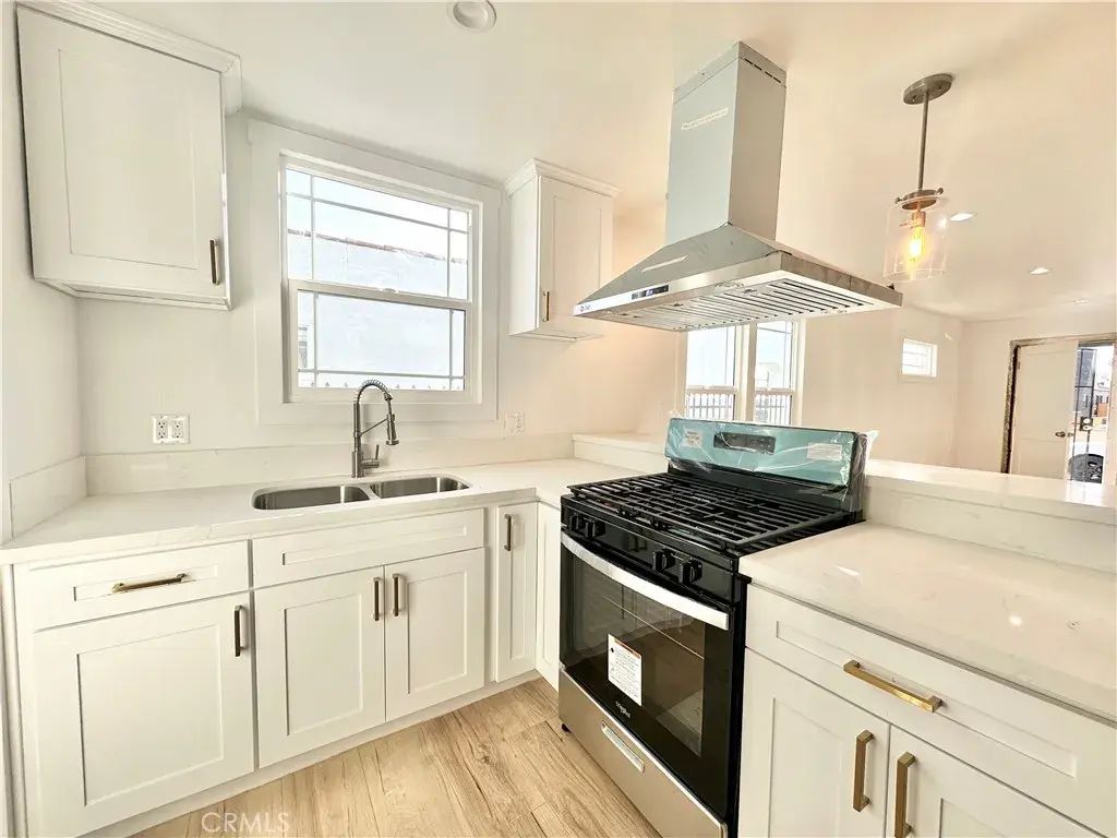 5718 S Manhattan Place, Los Angeles