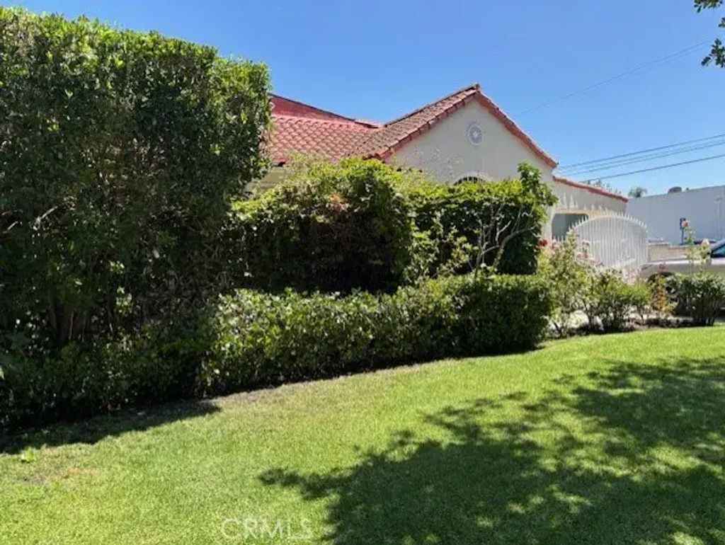 320 N Laurel Avenue, Los Angeles