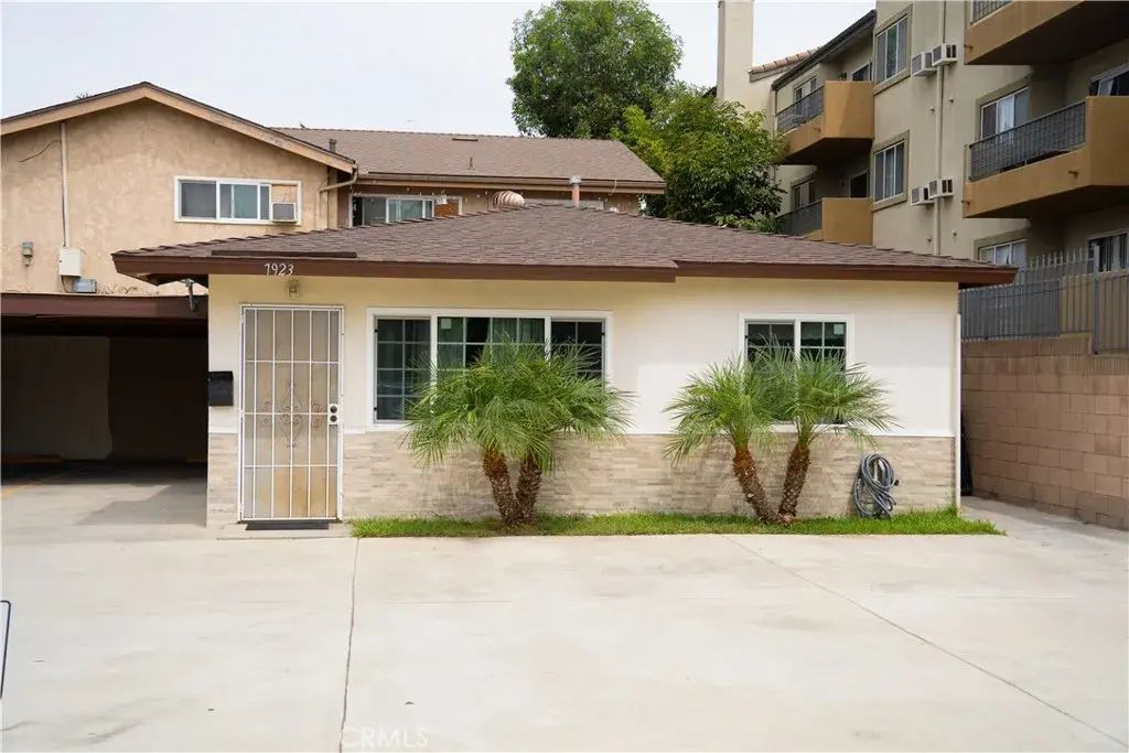 7913 Howe Street, Paramount
