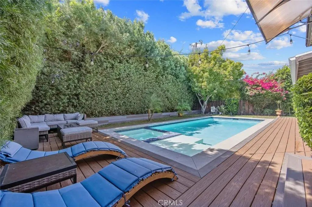 23818 Oxnard Street, Woodland Hills