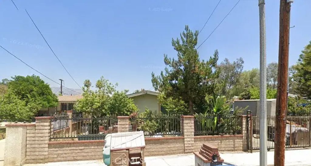 11718 Borden Avenue, Pacoima