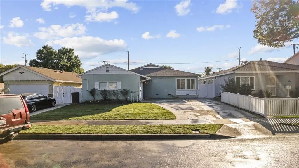 325 N Glenwood Place, Burbank
