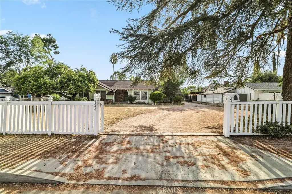 6540 Shoup Avenue, West Hills