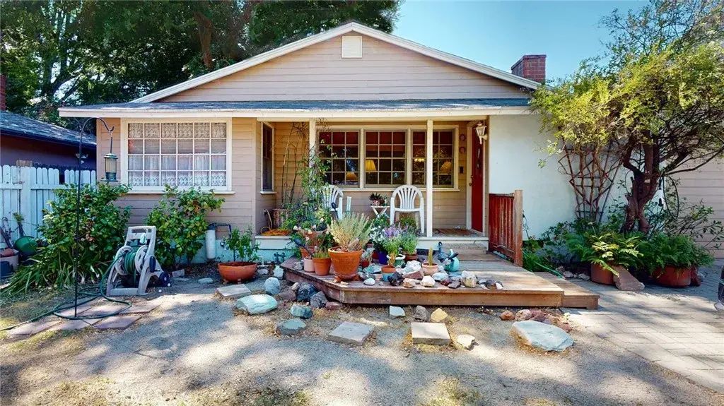 22542 Burbank Boulevard, Woodland Hills