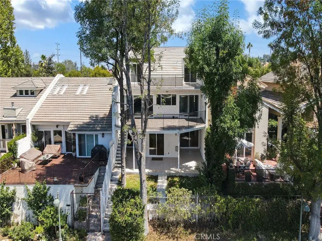 23324 Park Sorrento, Calabasas