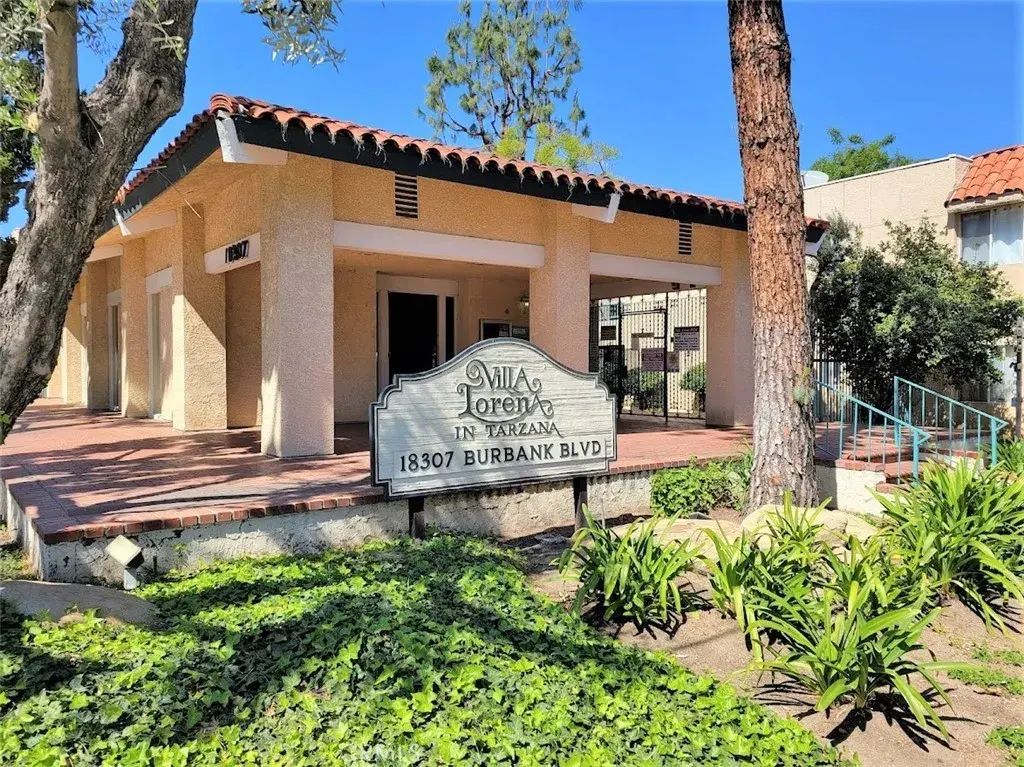 18307 Burbank Boulevard 14, Tarzana