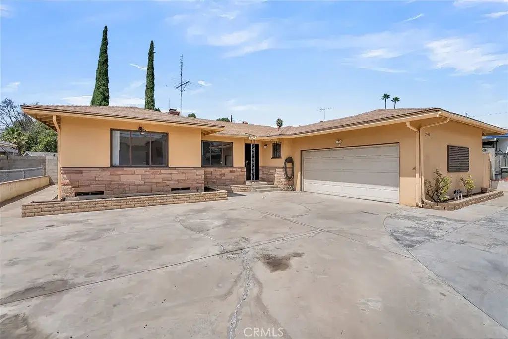 5943 Grand Avenue, Riverside