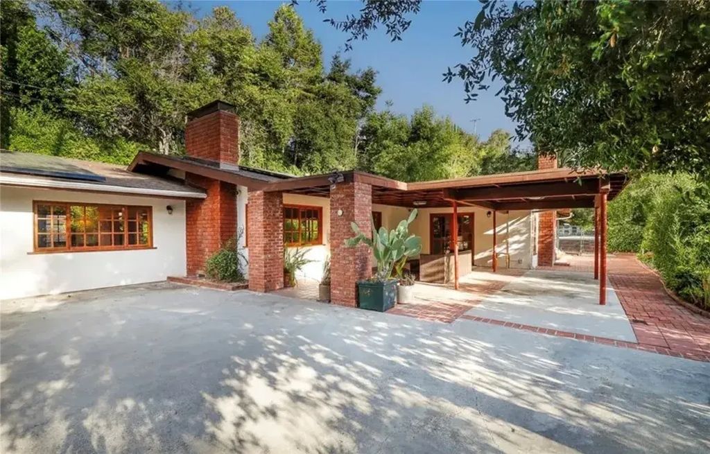 19130 Charles Street, Tarzana