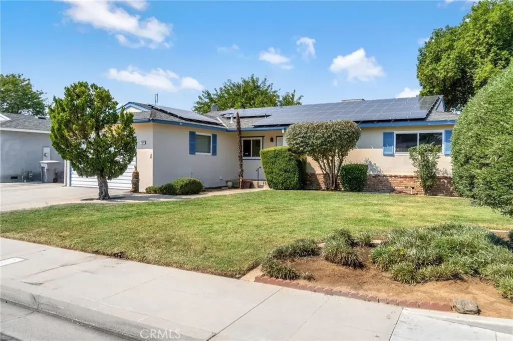 1725 Dennis Avenue, Clovis