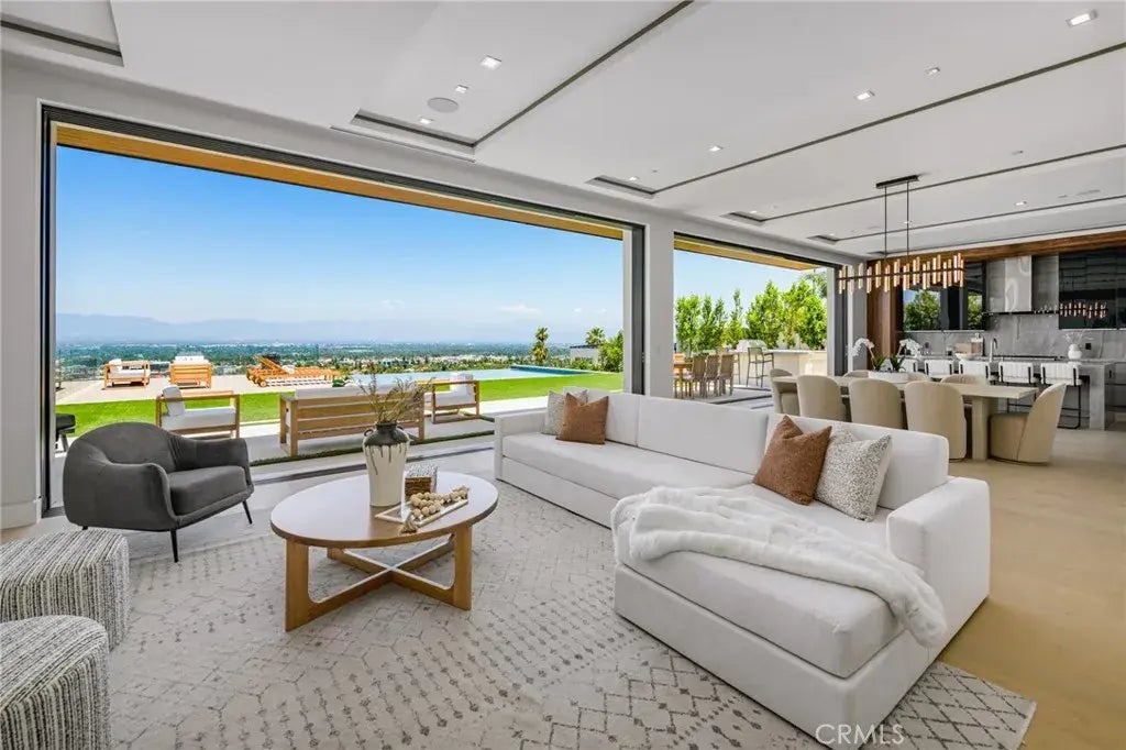 18807 Edleen Drive, Tarzana