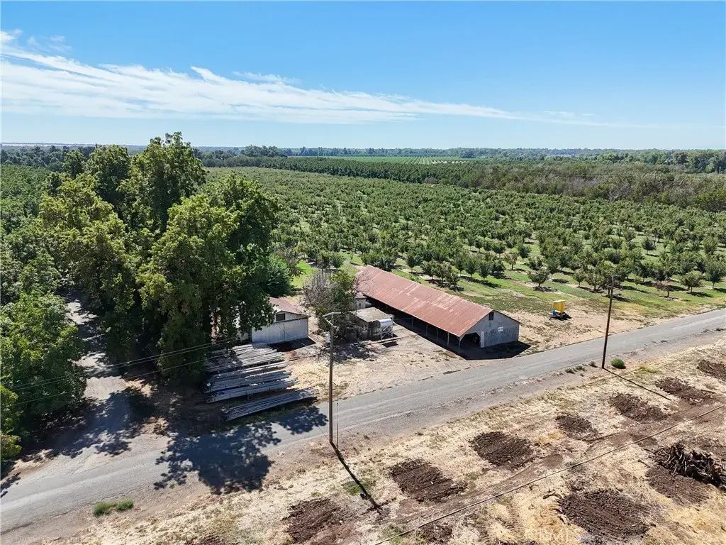 24365 Oklahoma, Red Bluff