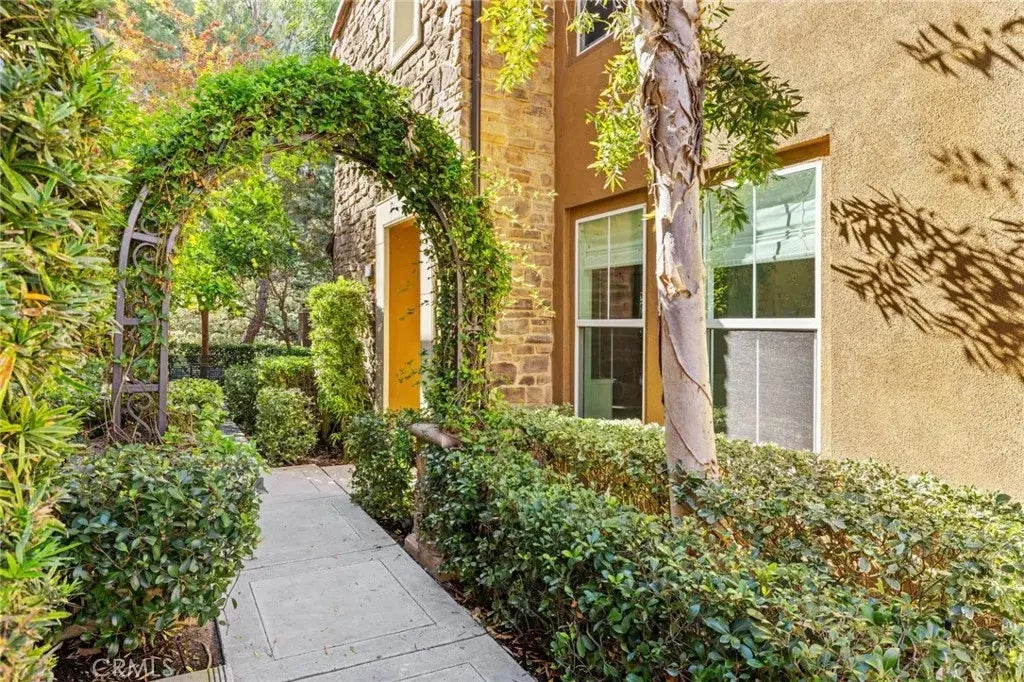 145 Roadrunner, Irvine