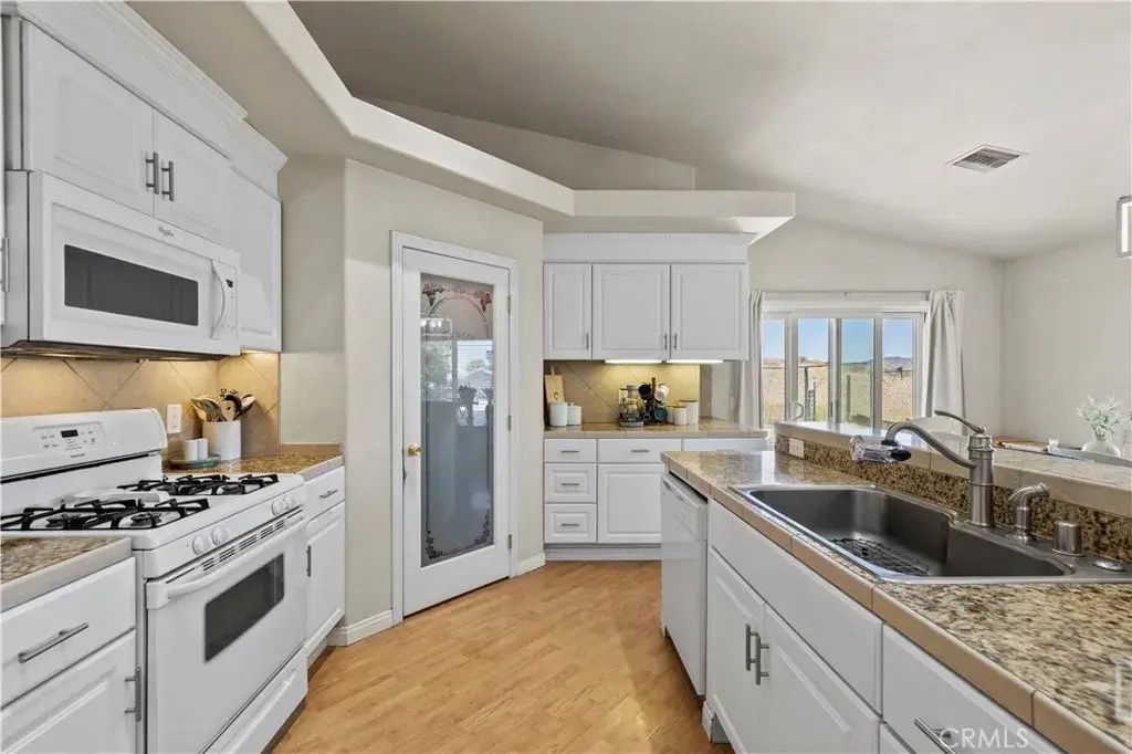 42647 Pinecliff Street, Lake Hughes