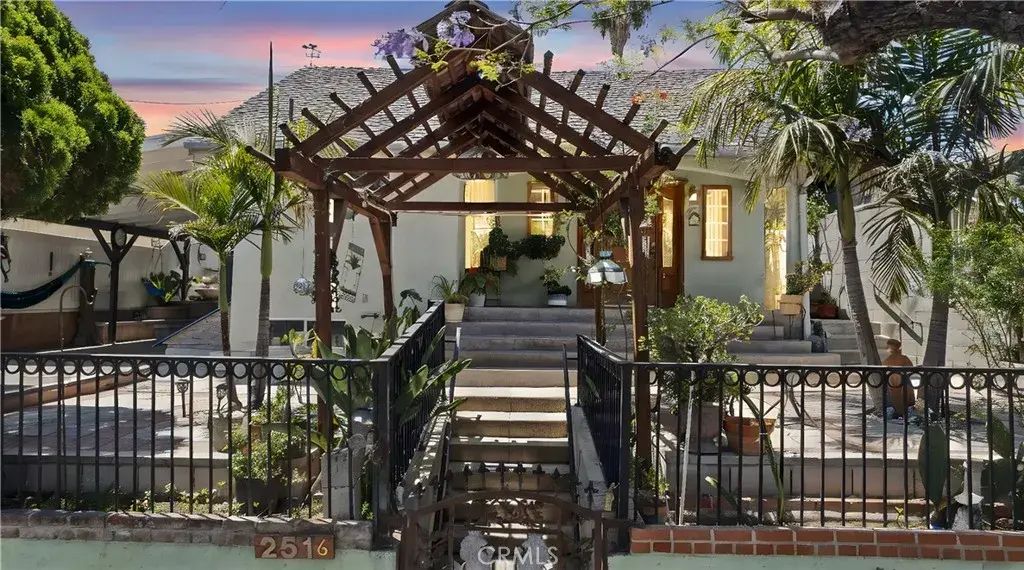 2516 Alcazar Street, Los Angeles