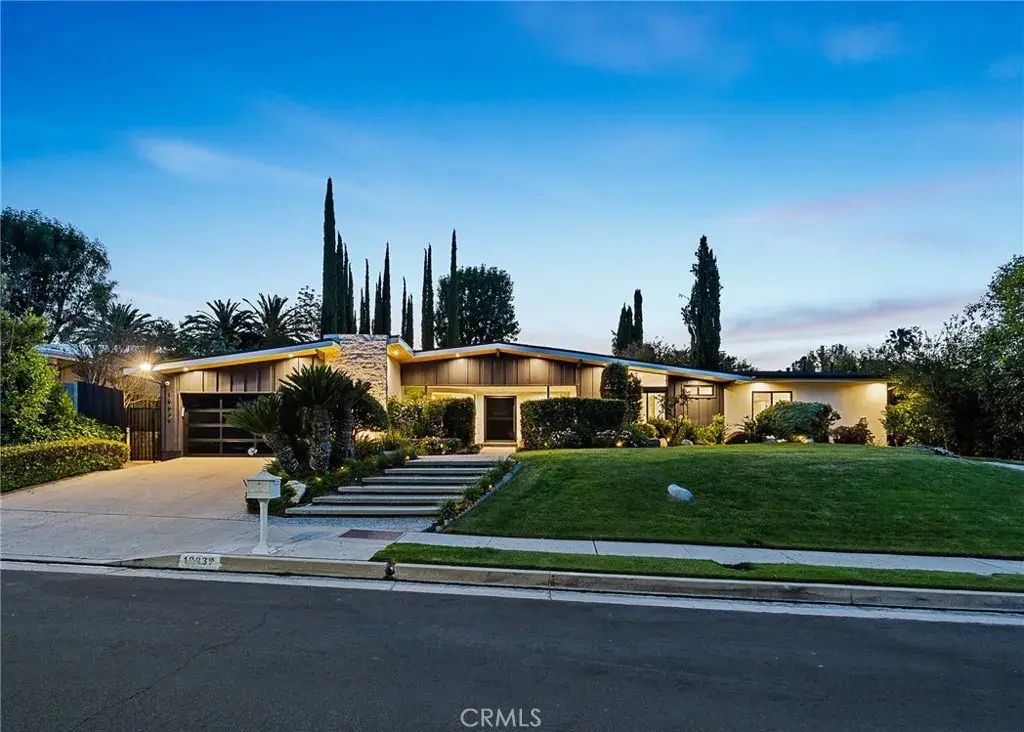18839 La Amistad Place, Tarzana