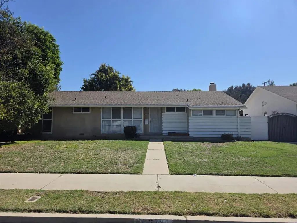 7748 De Soto Avenue, Canoga Park