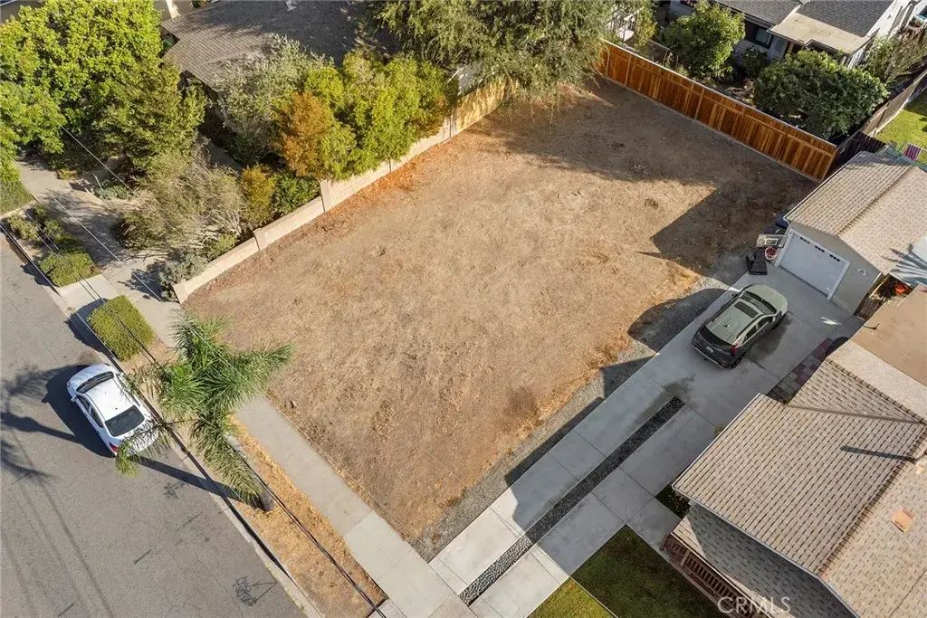 323 E River, Orange
