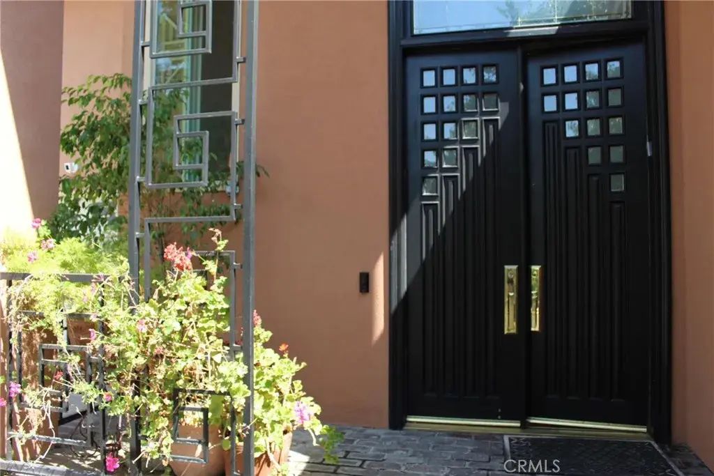 4400 Portico Place, Encino