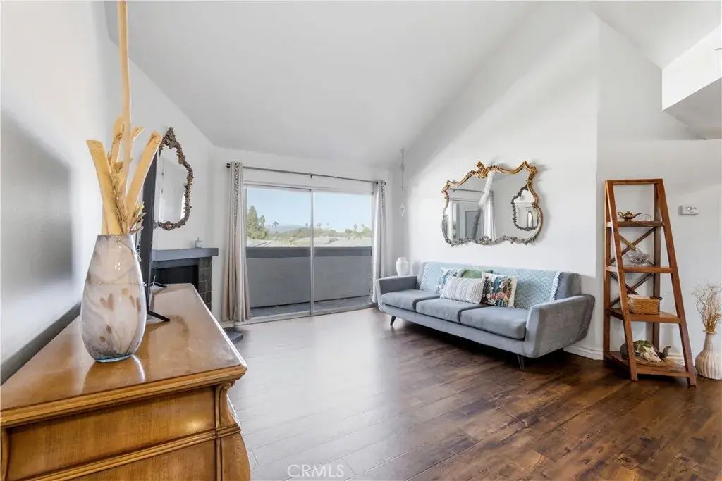 20253 Keswick St 326, Winnetka