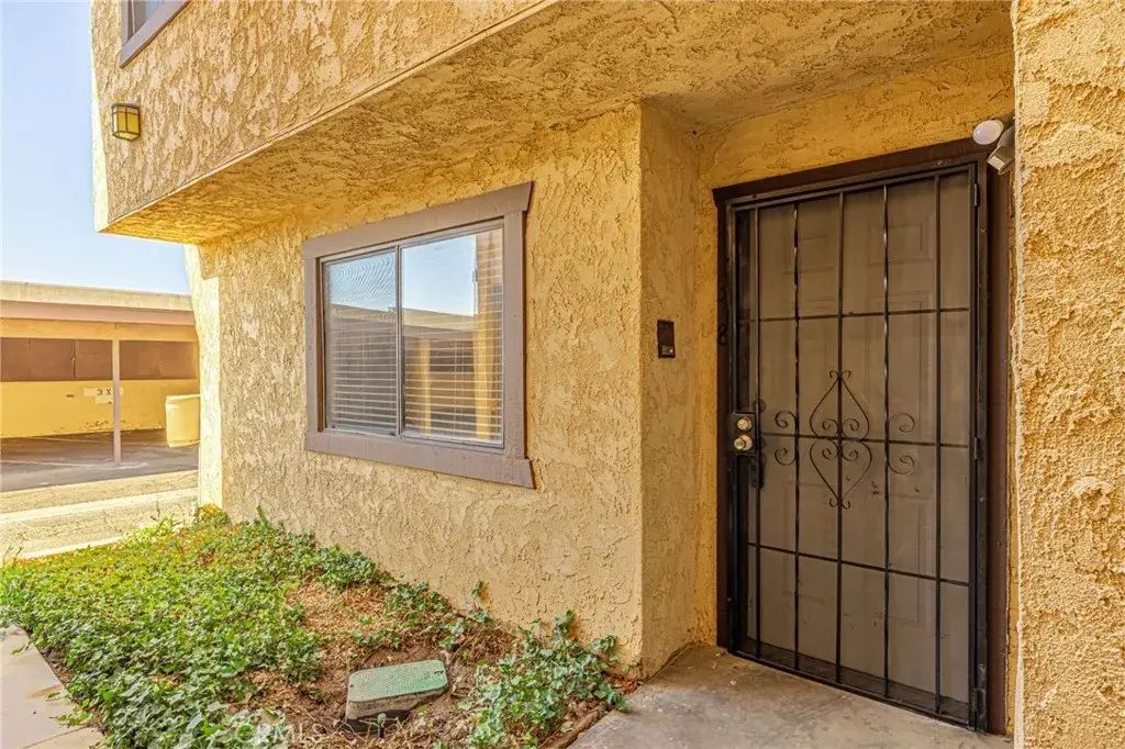 1318 W Avenue J4, Lancaster