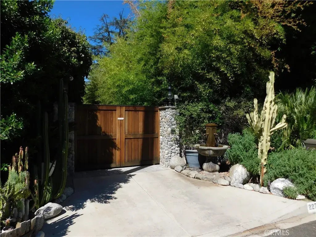 22737 Erwin, Woodland Hills