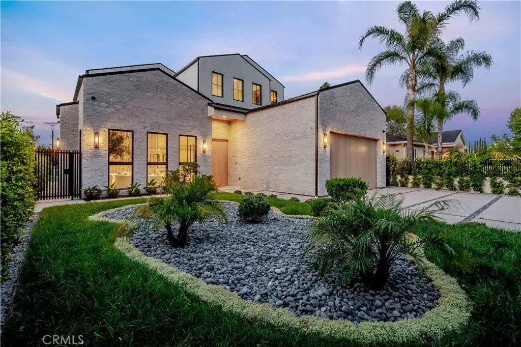 16711 Moorpark Street, Encino