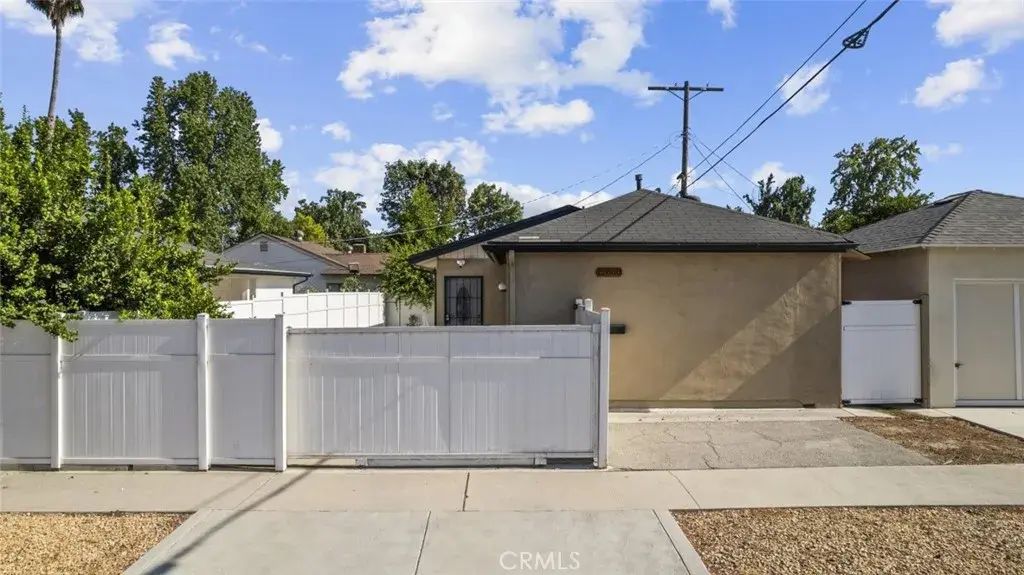 7707 Teesdale Avenue, North Hollywood