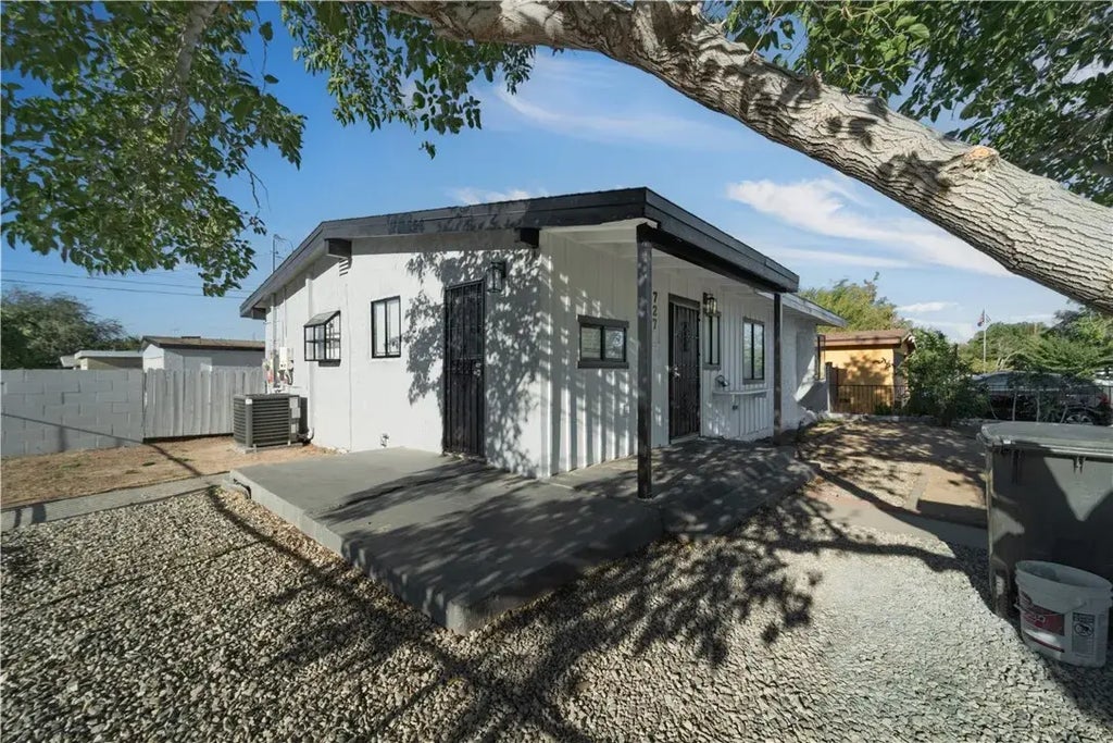 727 W Ave H8, Lancaster