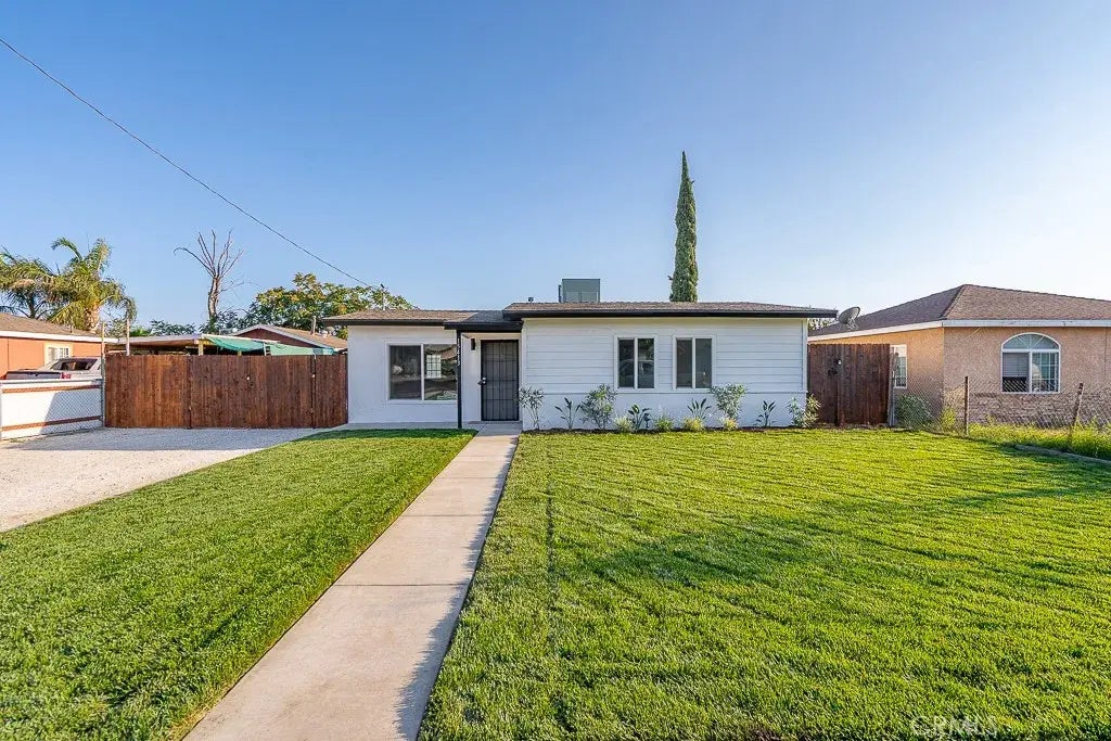 15413 Pine Avenue, Fontana