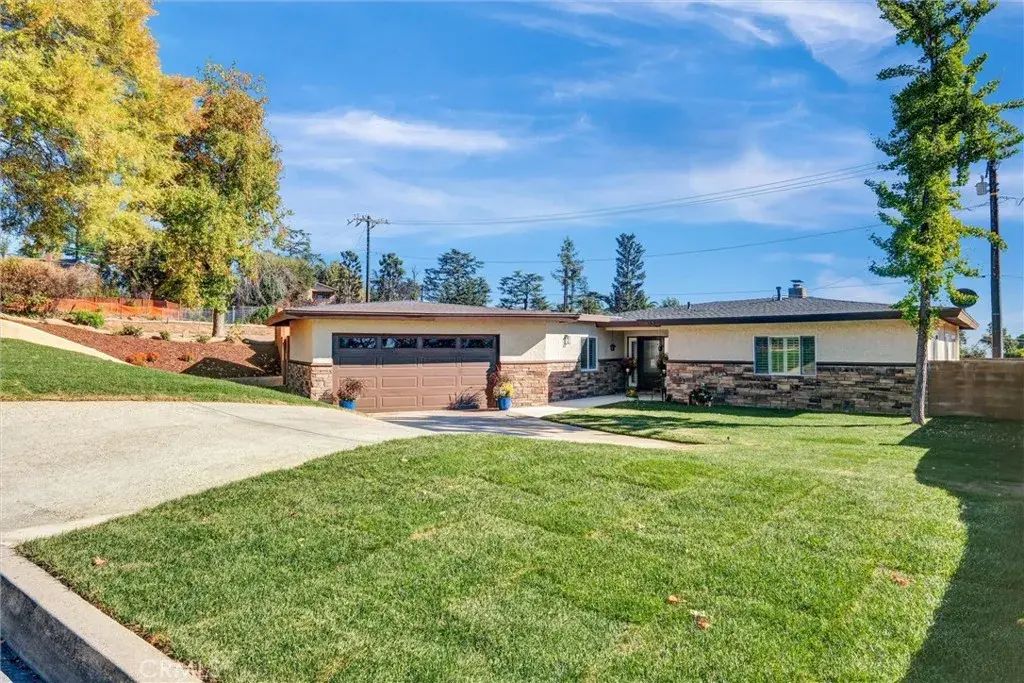 382 Alta Pine, Altadena