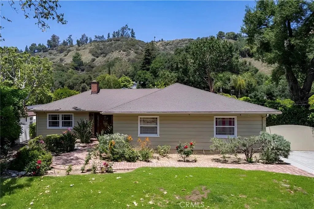 2741 E Glenoaks Boulevard, Glendale