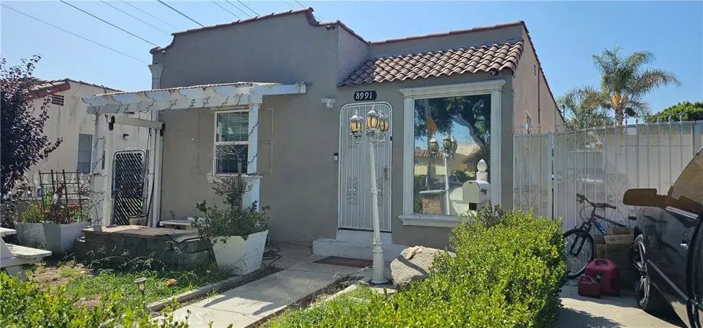8991 Victoria Avenue, South Gate