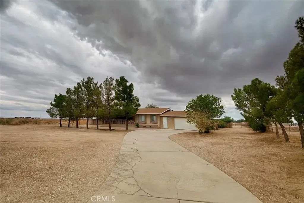 5830 Holiday Avenue, Rosamond