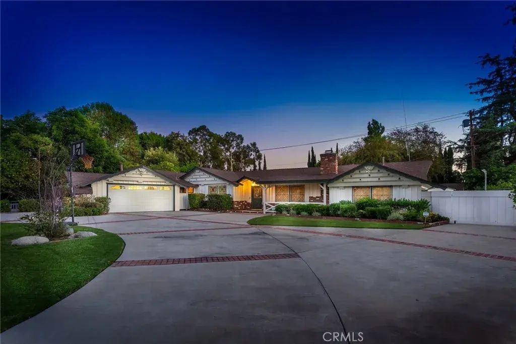 17040 Community Street, Sherwood Forest