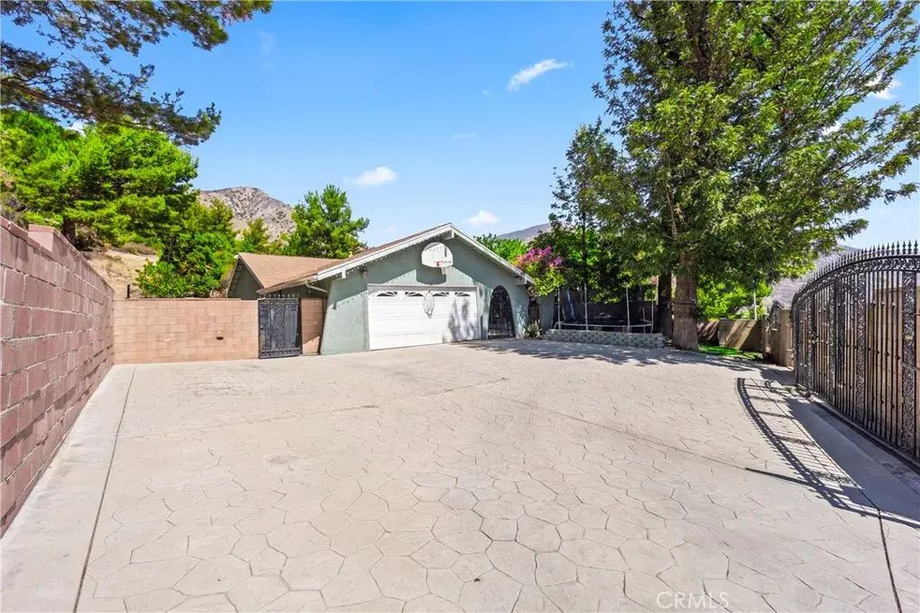 13876 Gavina Avenue, Sylmar