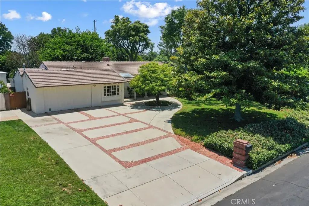 8944 Amestoy Ave, Sherwood Forest