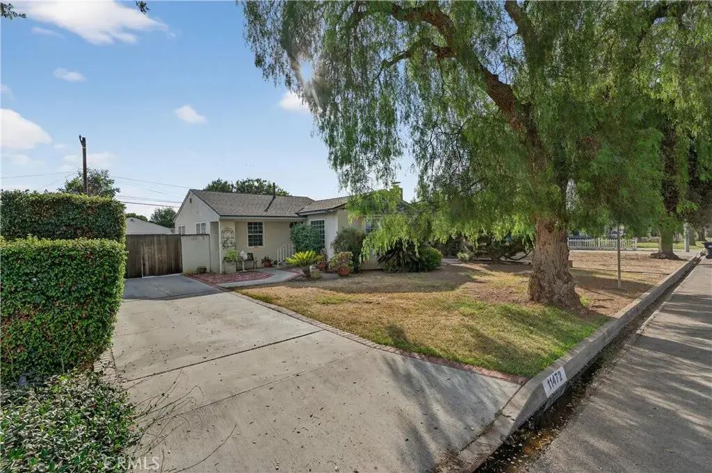11472 Rose Hedge, Whittier