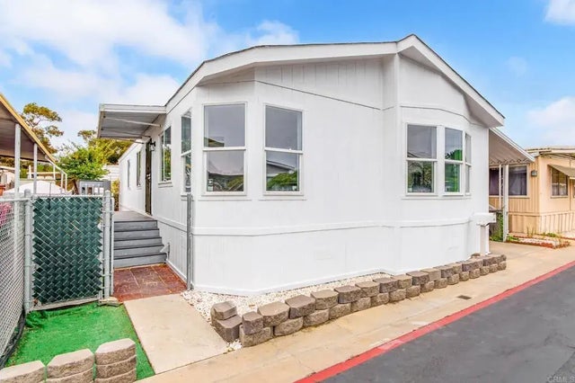 35 Parkwood Lane, Oceanside