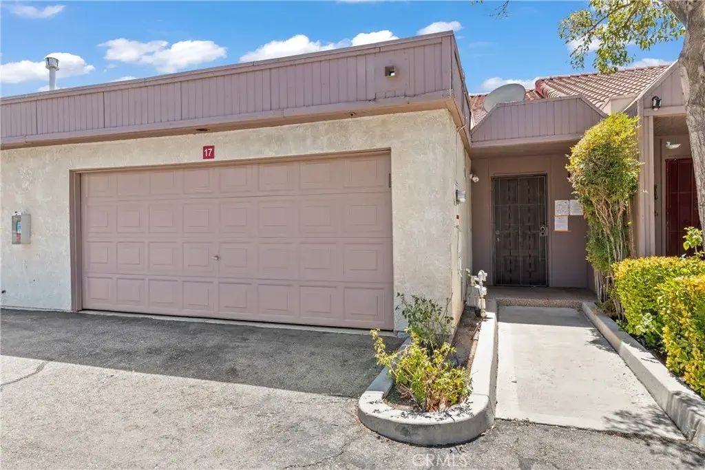 43334 32nd St W 17, Lancaster