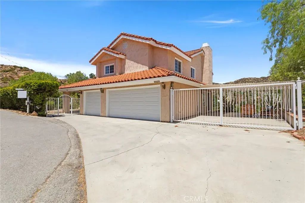 8838 Chatlake Drive, West Hills