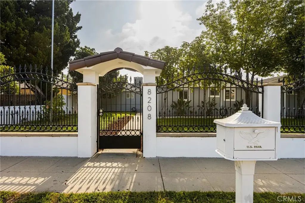 8208 Fallbrook Avenue, West Hills