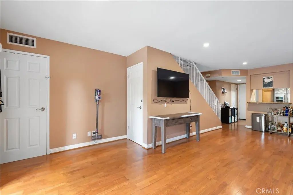 15215 Magnolia Boulevard 102, Sherman Oaks