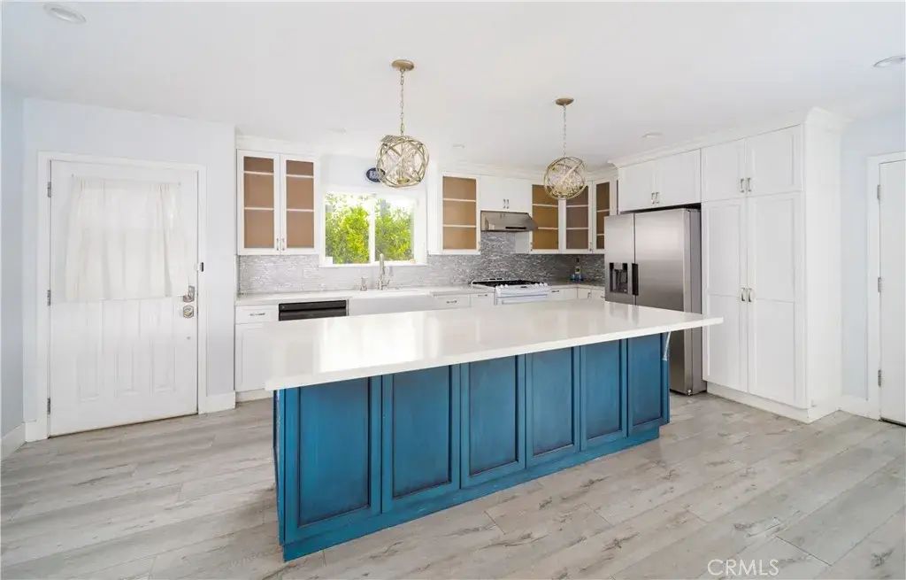 22149 Victory Boulevard, Woodland Hills