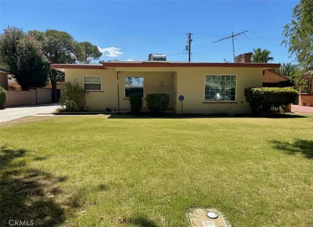 1144 W Ivyton, Lancaster